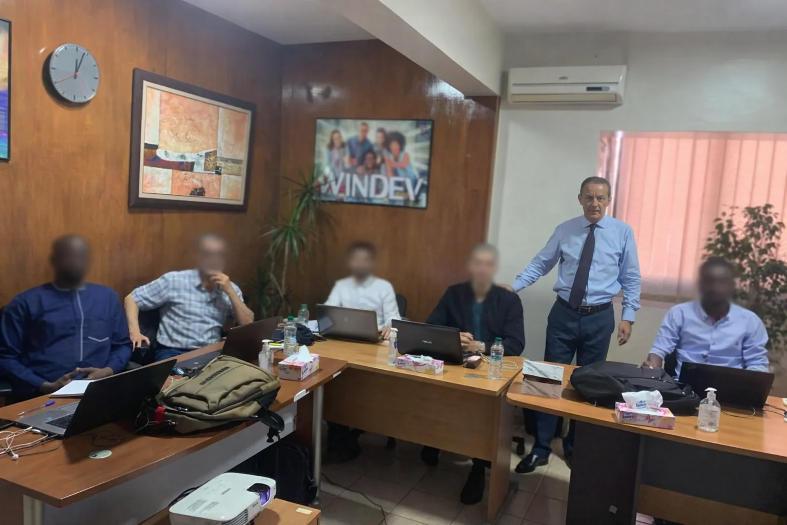 Centre de Formation Netover — M. Tazi, CEO, avec ses stagiaires