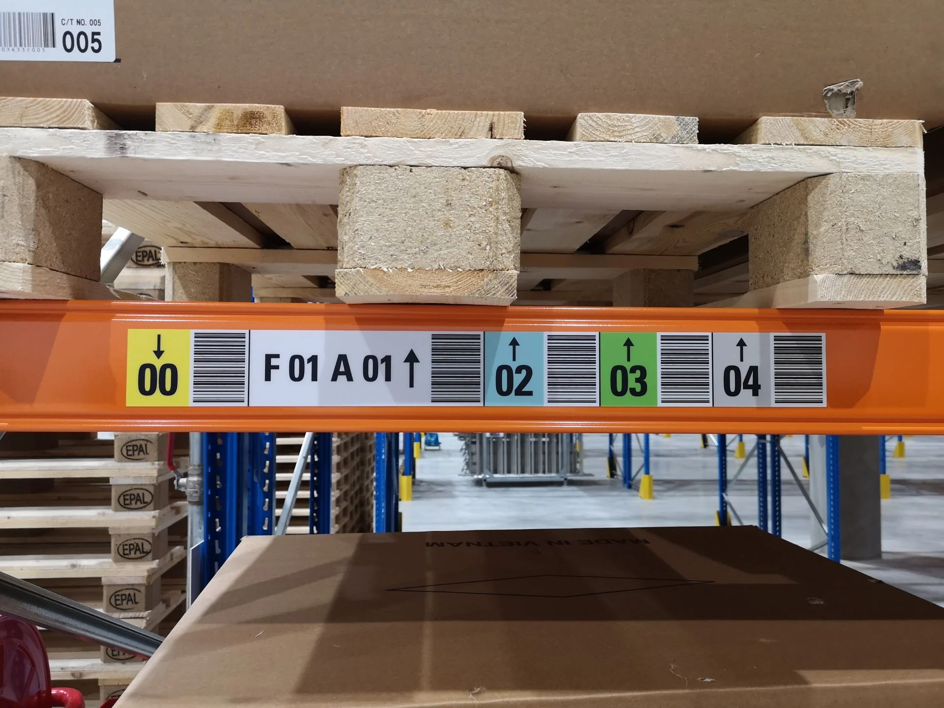 Étiquettes bandeau multi-emplacements sur rayonnage entrepôt