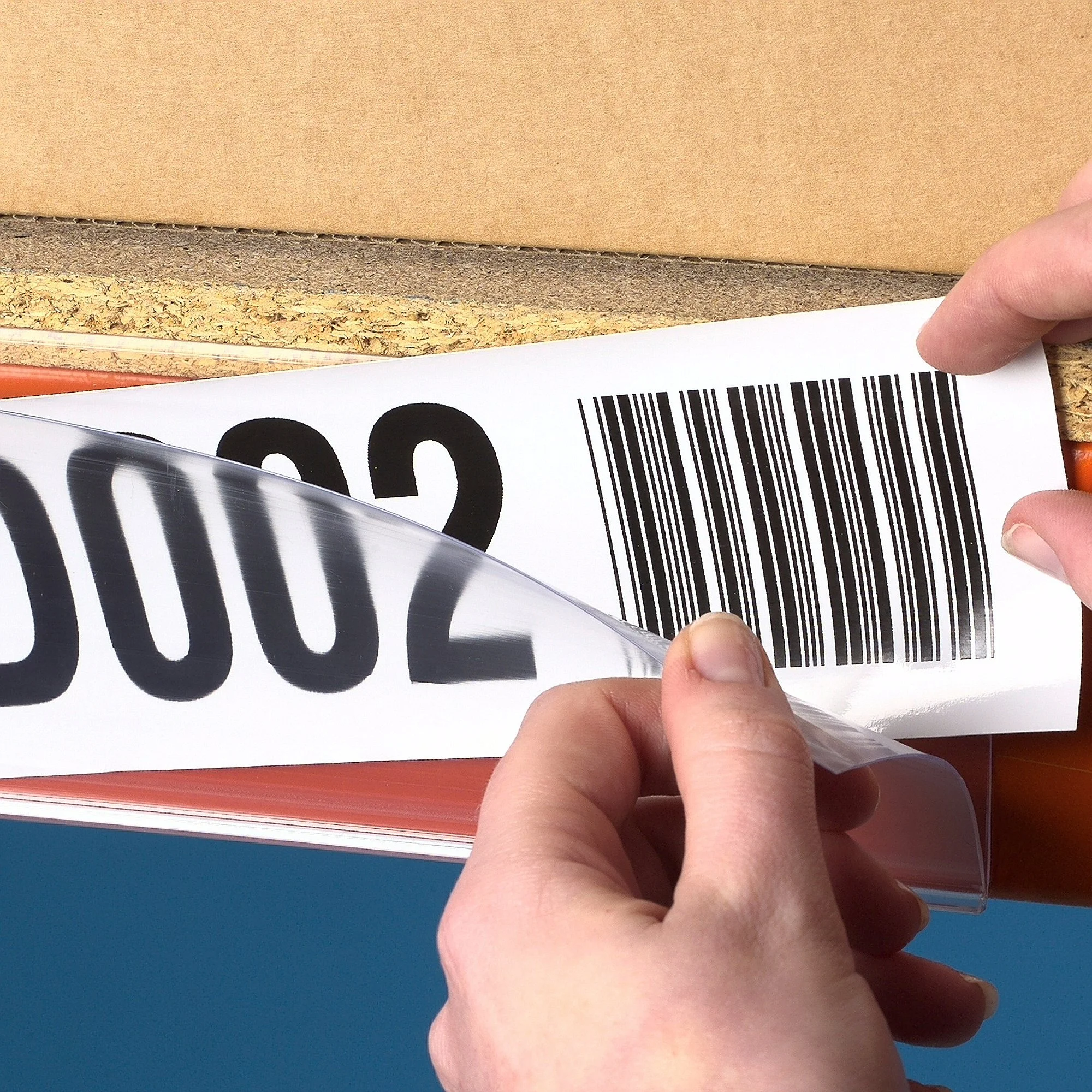 Application d'une étiquette adhésive codes-barres sur rack